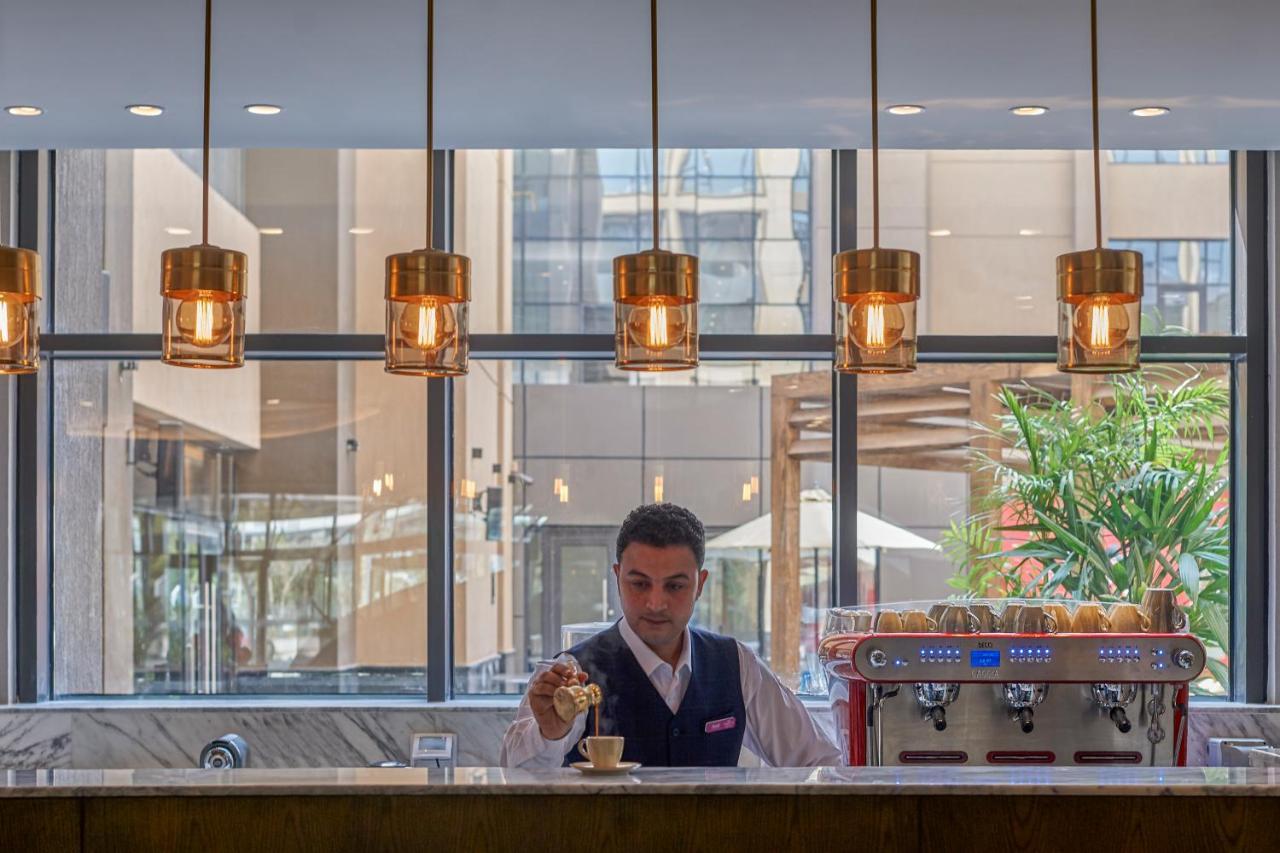 Crowne Plaza - West Cairo Arkan By Ihg 6th of October City Exteriör bild Barista at work