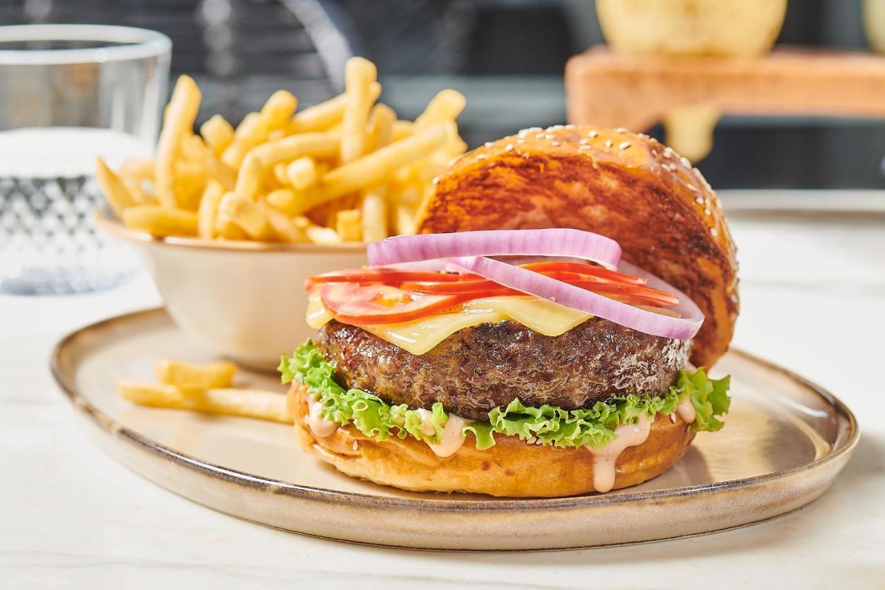 Crowne Plaza - West Cairo Arkan By Ihg 6th of October City Exteriör bild A hamburger with fries