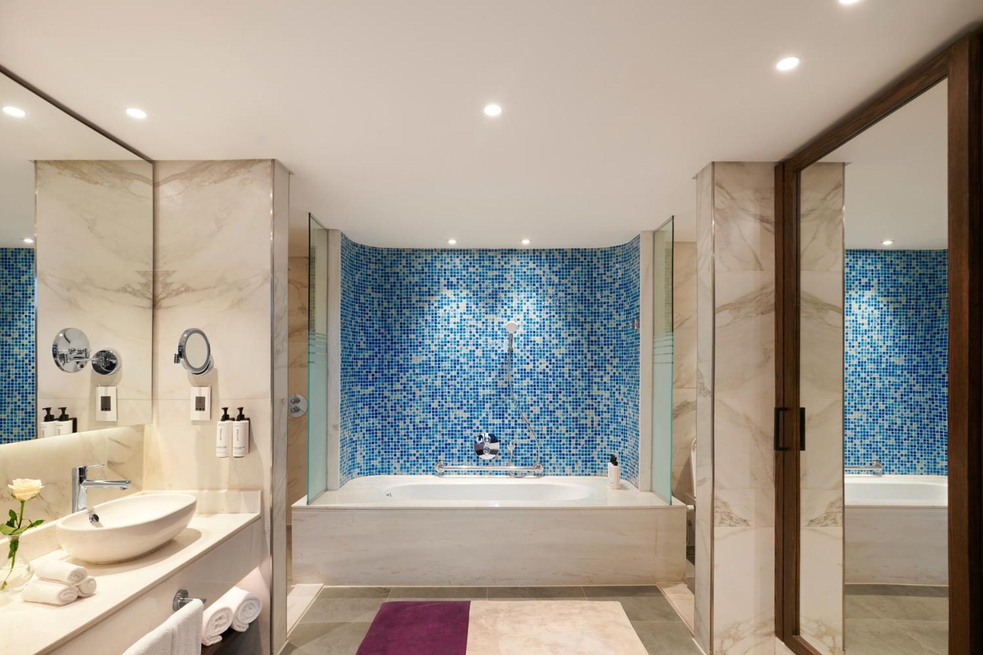 Crowne Plaza - West Cairo Arkan By Ihg 6th of October City Exteriör bild Bathroom