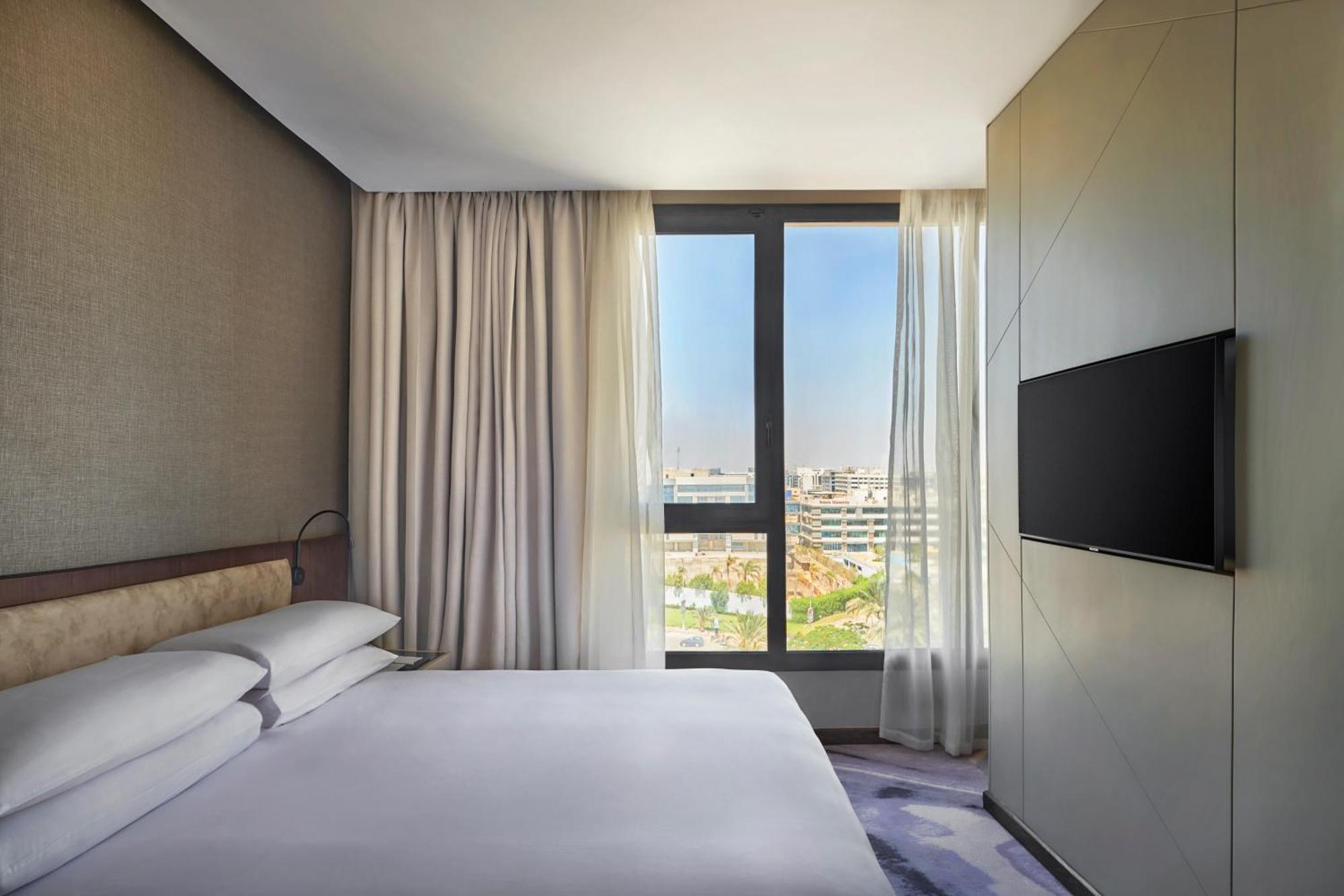Crowne Plaza - West Cairo Arkan By Ihg 6th of October City Exteriör bild A bedroom at the hotel