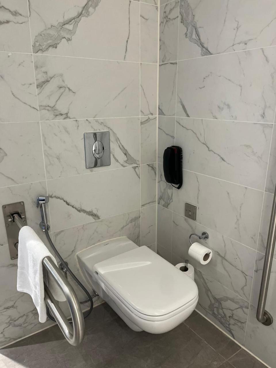 Crowne Plaza - West Cairo Arkan By Ihg 6th of October City Exteriör bild A toilet with a built-in bidet